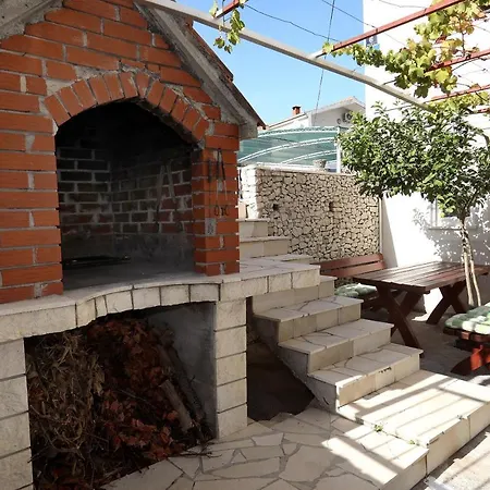 8 * Trogir