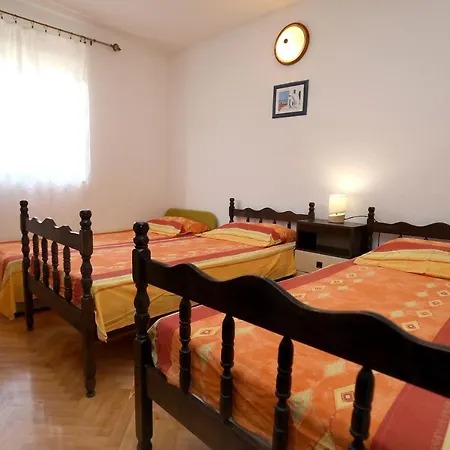 Apartman 8 *